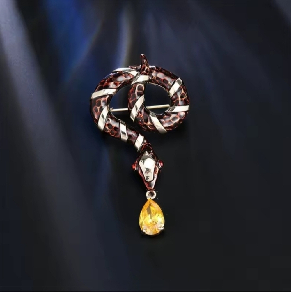 VQ Snake Brooch - Picture 2 of 4